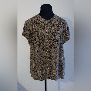 Old Navy Cheetah Print button front blouse size large pre owned in great cond.